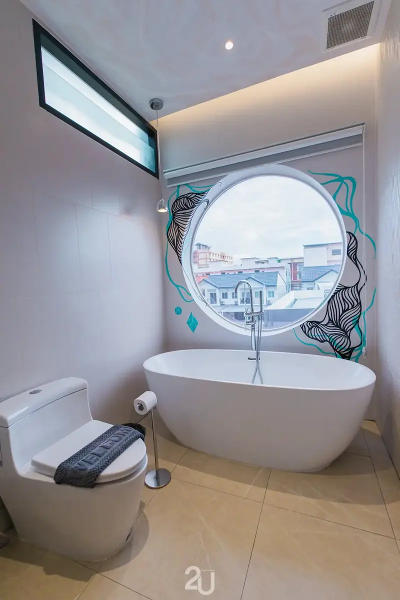 Freestanding bath under a round window