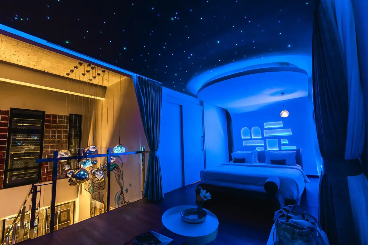 Whisky Sour suite under a starry ceiling